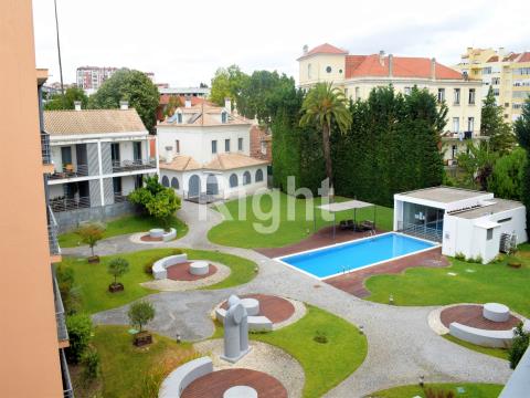Piso de 2 dormitorios en un condominio con jardín y piscina - Benfica
