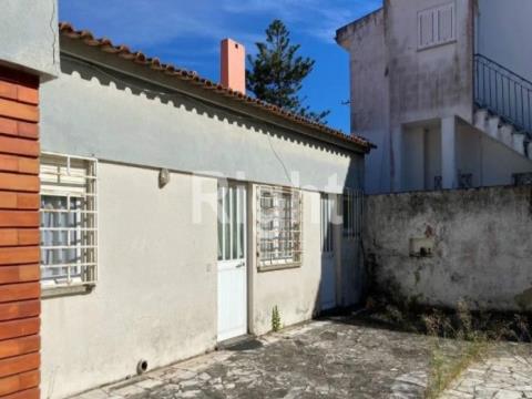 Villa to renovate in Parede, Cascais
