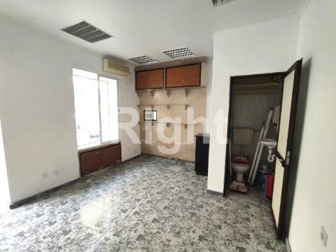 Store with 59m2 in Venteira
