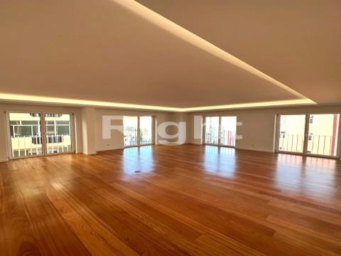 New 3-bedroom flat with parking space and storage room near Praça do Chile
