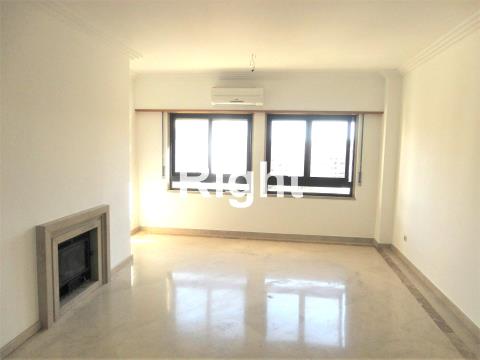 2-bedr. flat with car park and storage room in S.D.Benfica
