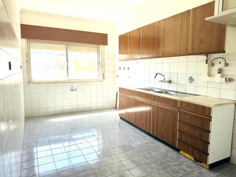 2 bedroom flat with storage room in Massamá