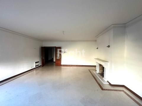 3 bedroom flat with terrace and parking space in Lumiar