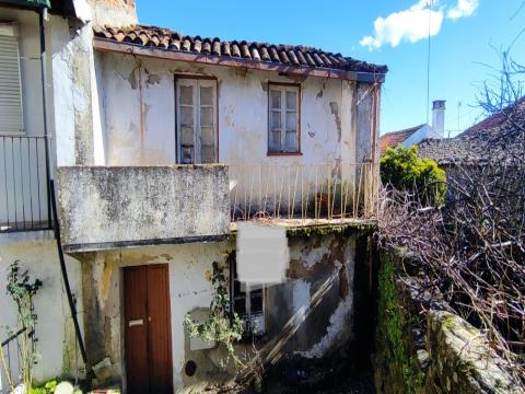 Stone townhouse, to recover, cozy Vila de Tinalhas, Castelo Branco.