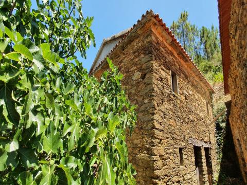 3 bedroom villa with land of 1,200m2, in the parish of Estreito-Vilar Barroco, Oleiros