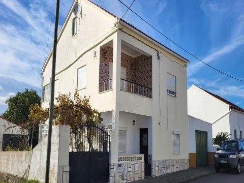 5-bedr. house with garage and yard - 219.8m2 - Retaxo