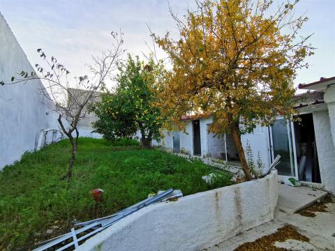 Refurbished 4-bedroom house in Retaxo, with excellent yard and garage