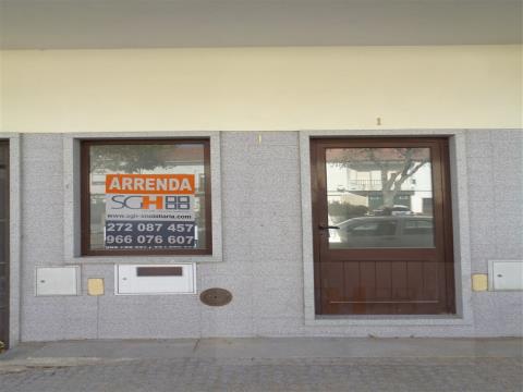 Arrenda loja com 48 m2 com wc de serviço em Alcains