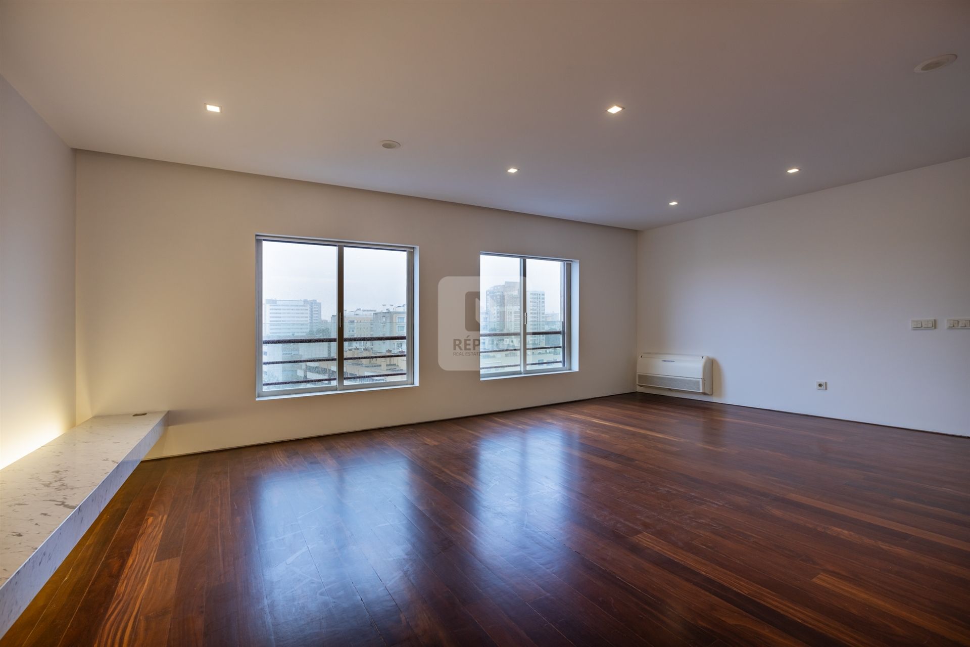 Apartamento T5 Duplex com Varanda e Box para 3 carros ao Pinheiro Manso