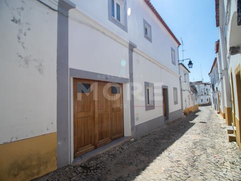 Moradia unifamiliar T2 com garagem e terraço no Centro Histórico de Évora