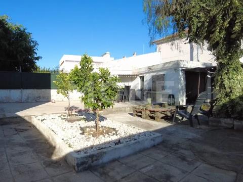 Moradia T4 com quintal e garagem - Évora