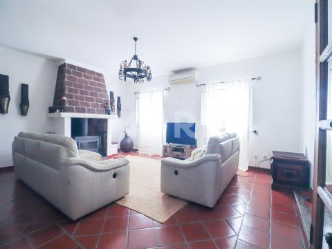 Moradia Unifamiliar T4 com Quintal e Garagem no Centro das Alcáçovas