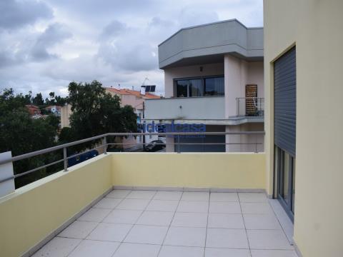Apartamento T2 com terraço e garagem dupla, em São Martinho do Bispo