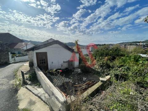 Land of 630m2 with ruins in S. Miguel, Vizela