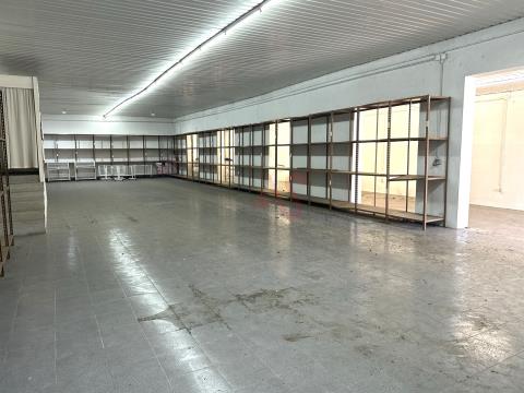Warehouse with 335 m2 for Rent in Moreira de Cónegos, Guimarães