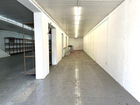 Warehouse with 335 m2 for Rent in Moreira de Cónegos, Guimarães
