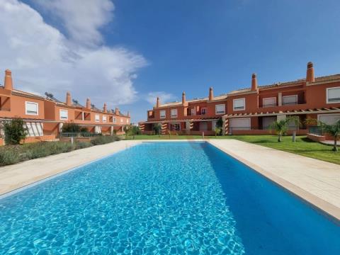 Casa adosada T3 en urbanización cerrada desde 435.000€ en Alcantarilha, Silves.
