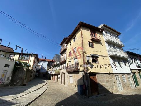 Building with approved project for total remodeling in the Historic Center of Guimarães
