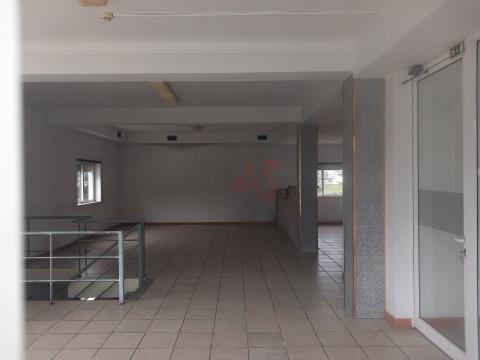 Shop for rent with 123m2 in Lordelo, Guimarães