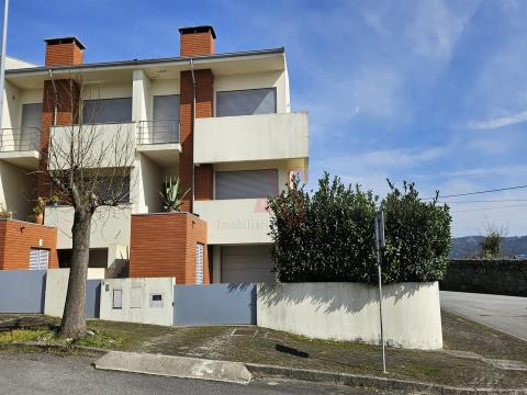 Casa con 3 camere da letto a Beirato in Lordelo, Guimarães