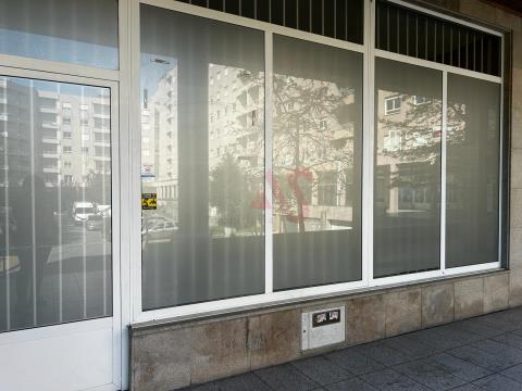 Loja com 100 m2 para arrendamento em São Vítor, Braga