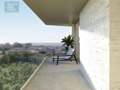 Apt. T4 - Condomínio Fechado. Jardim c/ 95m2 e Terraço c/ 20 m2.