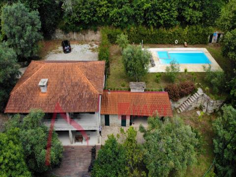 Cette propriété de Santa Marta do Bouro, composée d´une magnifique maison, entièrement restaurée, re