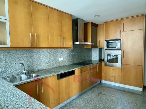 Apartamento de 3 habitaciones con 3 suites en venta en Tenões, Braga