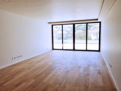 Apartamento dúplex de 3 dormitorios con garaje, terraza y jardín, Estoril / Venta / 1.550.000€