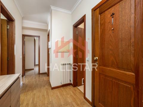 Rental / 2 bedroom apartment / Equipped kitchen / Terrace / Cruz da Areia