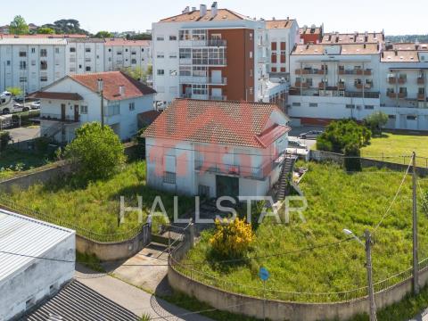 4 bedroom house / Investment / Plot with 1,340m2 / Index 1.6 / 24 dwellings / Leiria