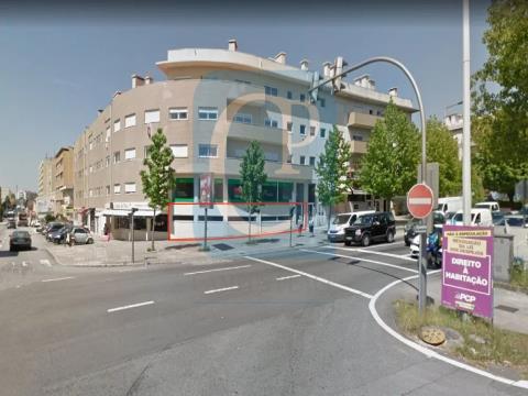 Shop with 129m² at the crossroads of Monte dos Burgos