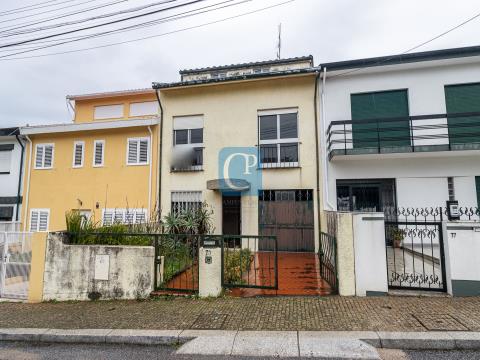 House T4 for rehabilitation in São Mamede Infesta