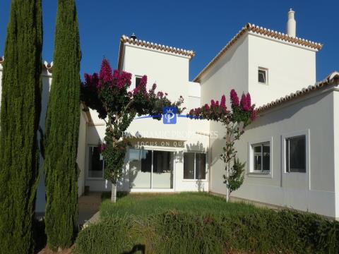 A renovated villa on a large plot of land with views to Portimão, Lagoa and to Monchique.