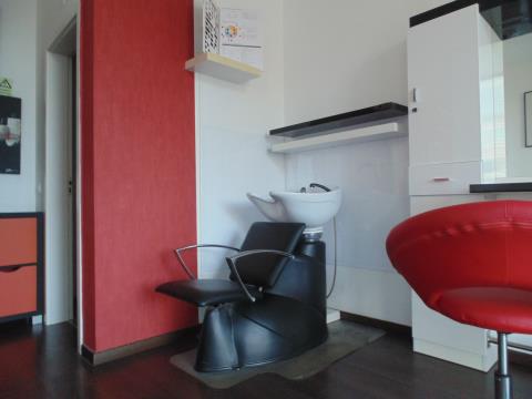 Tienda equipada para peluquerías en zona prime de Lagos