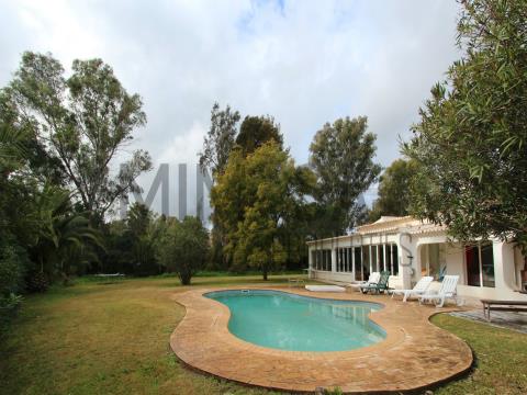 Wonderful 5 bedroom villa with pool situated in Penina Golf Resort