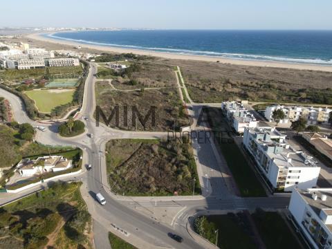 Land mit einem genehmigten Projekt für den Bau von 8 T2-Wohnungen in Meia Praia
