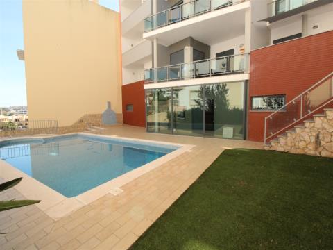 Apartamento T2 em Lagos com varandas e piscina.