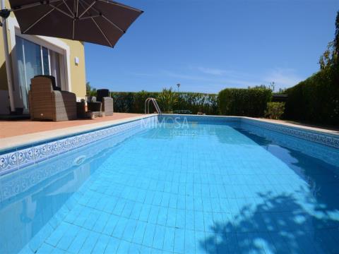 Onafhankelijke villa met 3 slaapkamers, terras en zwembad in Aldeia do Carrasco