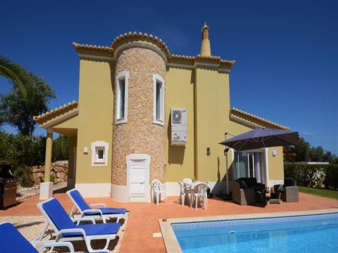 Villa independiente de 3 dormitorios con terraza y piscina en Aldeia do Carrasco