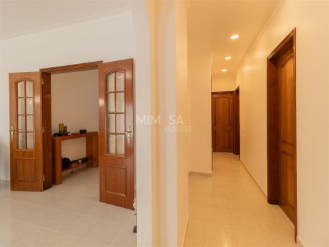 Refurbished 3 bedroom apartment: Modern and Cozy!