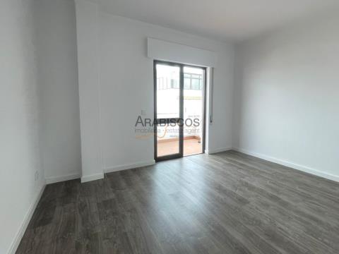 Appartement T3 - Terrasse de 27 m2 - Rénové - Rangements - Centre de Portimão - Algarve
