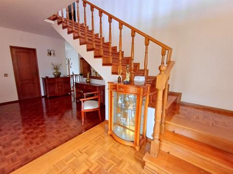 5 bedroom villa, with garden, in the city center, for sale!