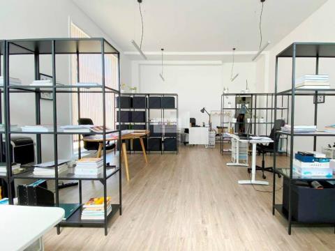 Loja, Showroom, escritório com acesso à rua no centro de Matosinhos