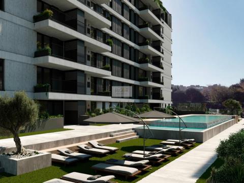 Apartamento T3 com terraço em condomínio fechado com piscina a Monte dos Burgos