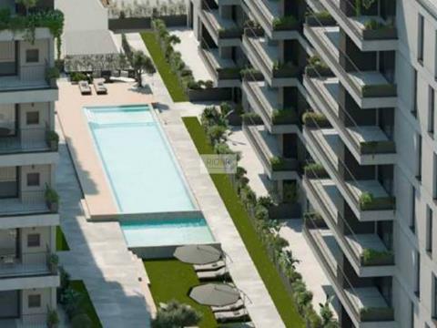 Apartamento T3 com varanda em condomínio fechado com piscina a Monte dos Burgos.