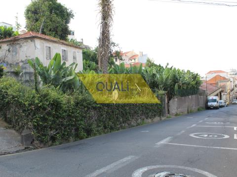 Vivienda, Almacén y Edificio en el Centro de Funchal a la Venta en la Isla de Madeira.