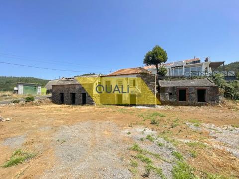 Terrain avec 3 propriétés rustiques en pierre - Fajã de Ovelha - 160 000,00 €