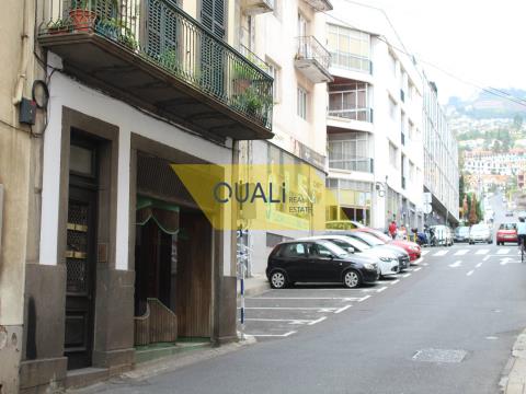 Tienda con escaparate en el centro de Funchal - Isla de Madeira