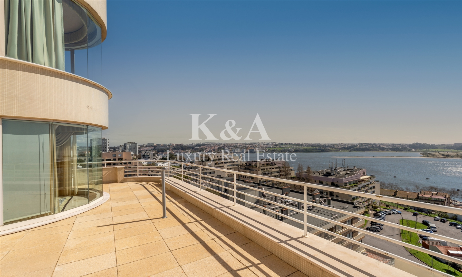 Apartamento T6 duplex com vistas panorâmicas sobre o Rio Douro e o mar